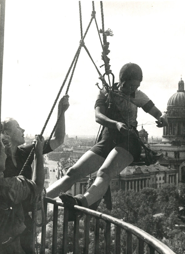 Ольга Фирсова перед подъёмом на шпиль Адмиралтейства, лето 1942 года