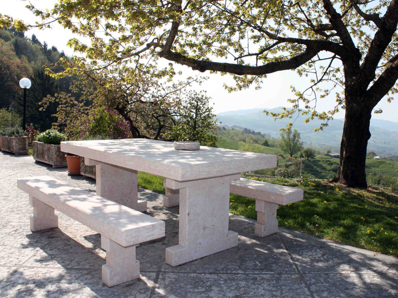 каменный стол и скамьи для сада
