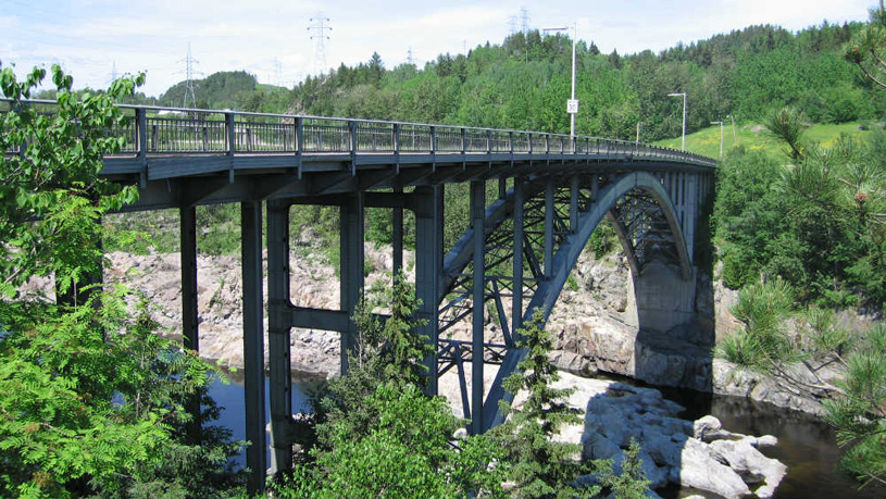 Арочный алюминиевый мост в муниципалитете Арвида (Квебек)