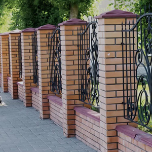 Сколько кирпича нужно на кирпичный забор