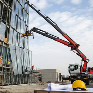 Логистика строительства: использование крана-манипулятора для монтажа фасадных конструкций