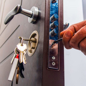 Замена замка в металлической двери – цены и советы