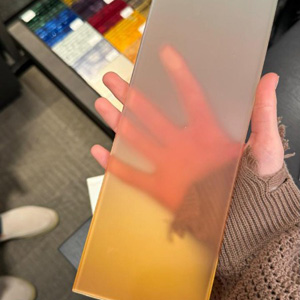 Стекло с градиентом: современный акцент в архитектуре интерьера