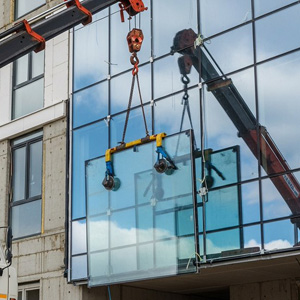 Архитектура и логистика строительства: почему проектировщики рекомендуют заказывать кран-манипулятор для монтажа фасадных конструкций