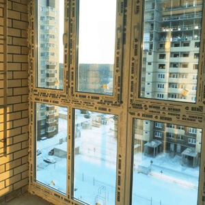Пластиковые окна для квартиры в новостройке Москвы: нужно ли сразу менять остекление от застройщика?
