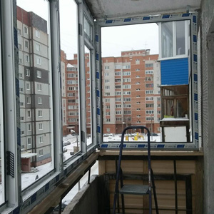 Безопасное остекление балконов пластиковыми окнами в старом фонде: допустимая нагрузка и экономия места