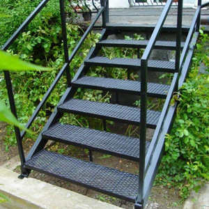 Уличные лестницы для крыльца: металлические конструкции, выбор и монтаж