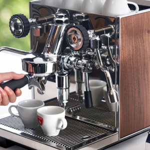 Как выбрать профессиональную кофемашину для кофейни: полное руководство для владельцев бизнеса
