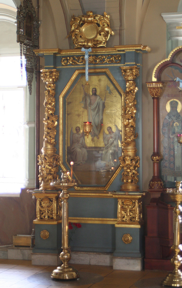 Верхний иконостас церкви Успения на Покровке 1706 года реставраторы перенесли в Новодевичий монастырь