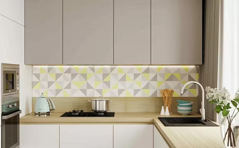 кухня в светлых тонах с узорчатым фартуком из керамической плитки