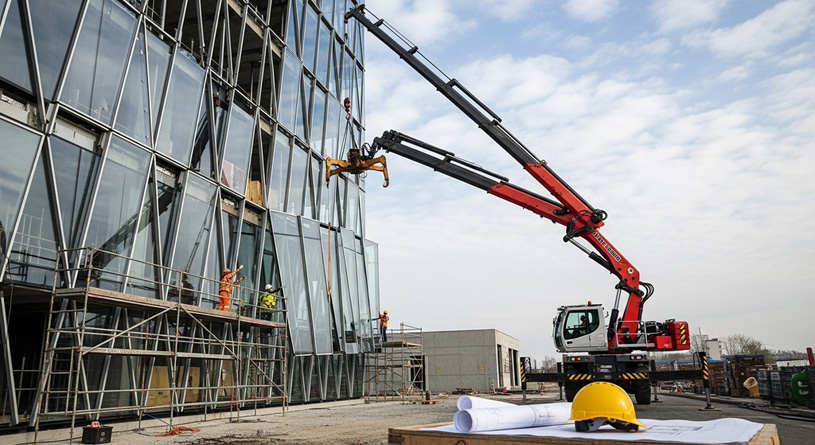 использование крана-манипулятора для монтажа фасадных конструкций