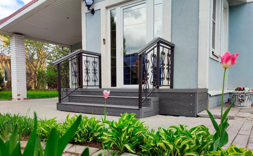 Уличная лестница на металлокаркасе со ступенями ДПК