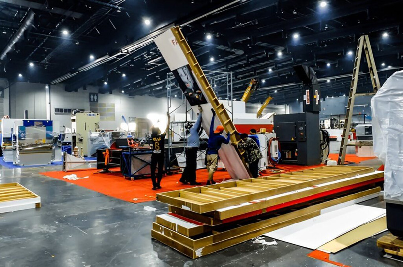 Монтаж выставочного стенда. Компания InsightExpo