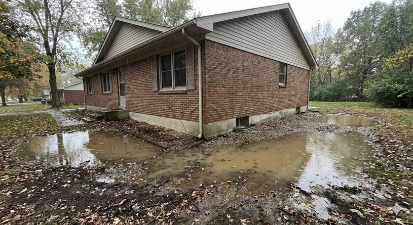 вода у фундамента