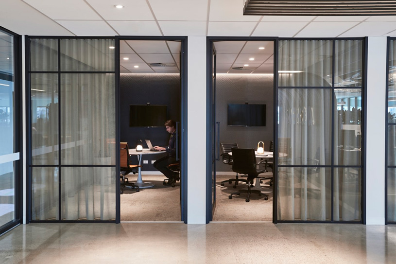 Звукоизоляционные перегородки из стекла и алюминия