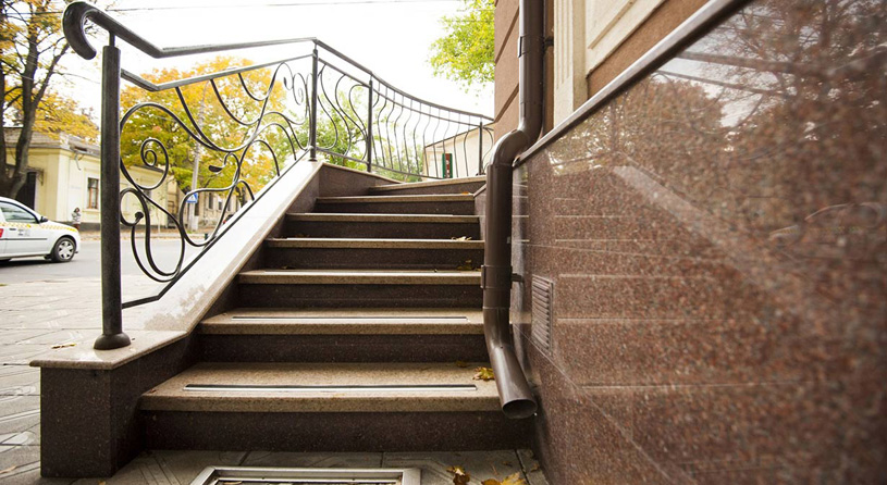 Уличная лестница из гранита светло-коричневого цвета