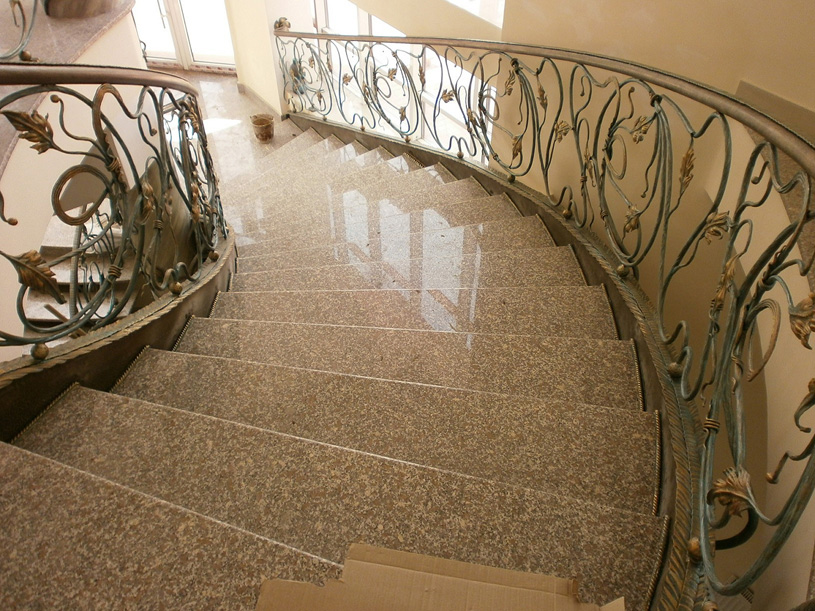 Лестница из гранита светло-коричневого цвета полированной поверхности