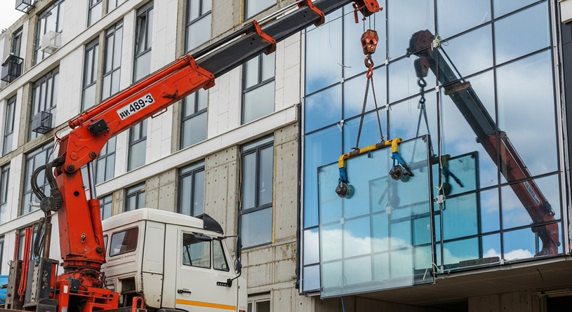 кран-манипулятор для монтажа фасадных конструкций