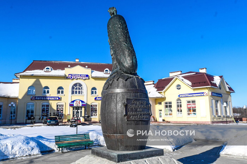 Луховицы. Памятник Огурцу