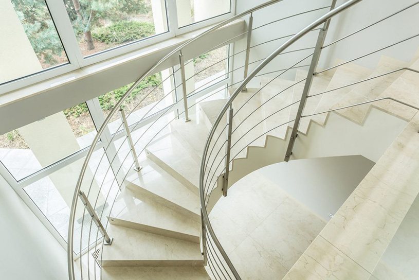 мраморная лестница в интерьере в стиле модернизм