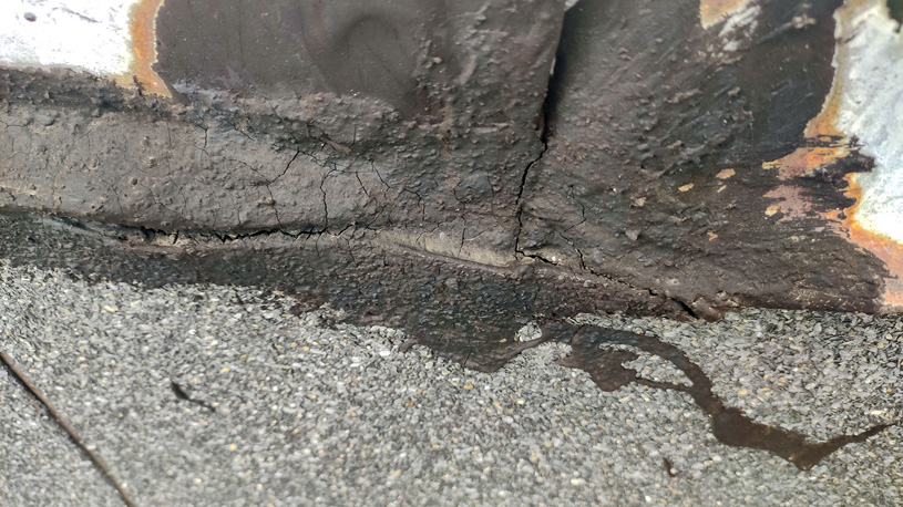 Разрушение герметизации в узле примыкания мягкой кровли