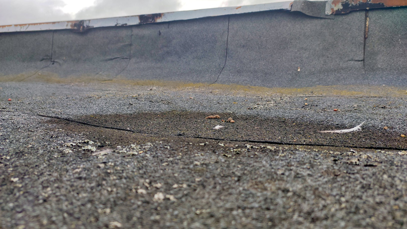 Расхождение шва рулонной кровли у парапета