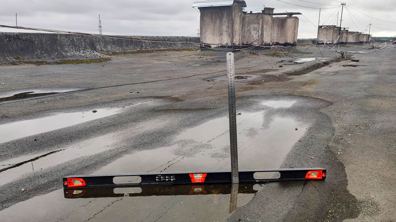 Застой воды на мягкой кровле МКД и проверка уклона уровнем