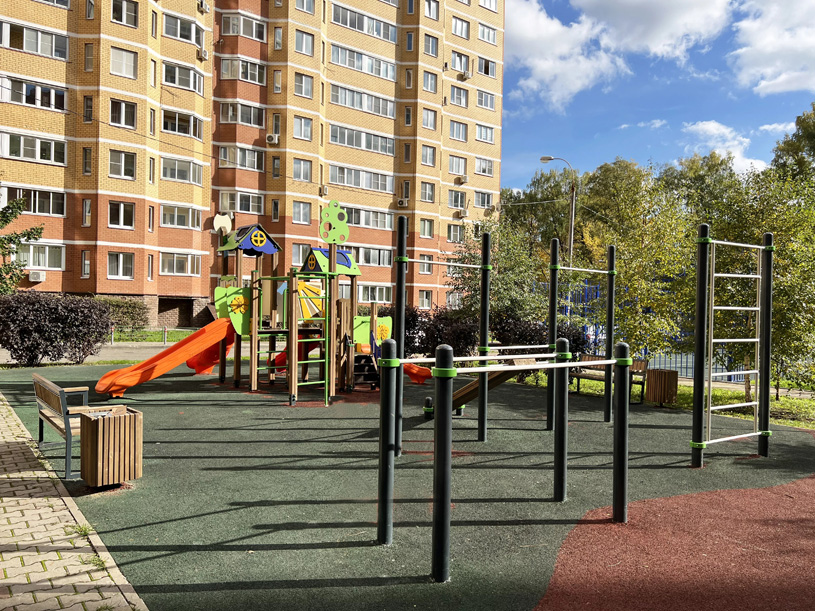 Детская площадка во дворе многоквартирного дома. Компания ЮАМЕТ
