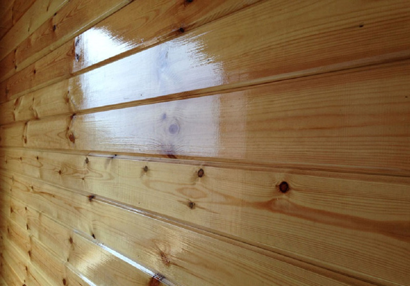 Лакирование внутренних стен деревянного дома