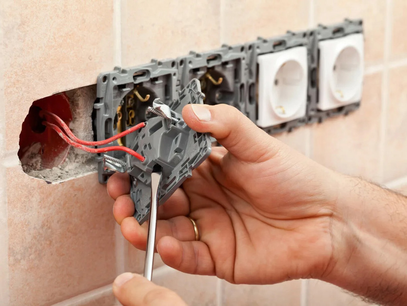 Замена проводки в квартире: демонтаж розеток Замена проводки в квартире: демонтаж розеток