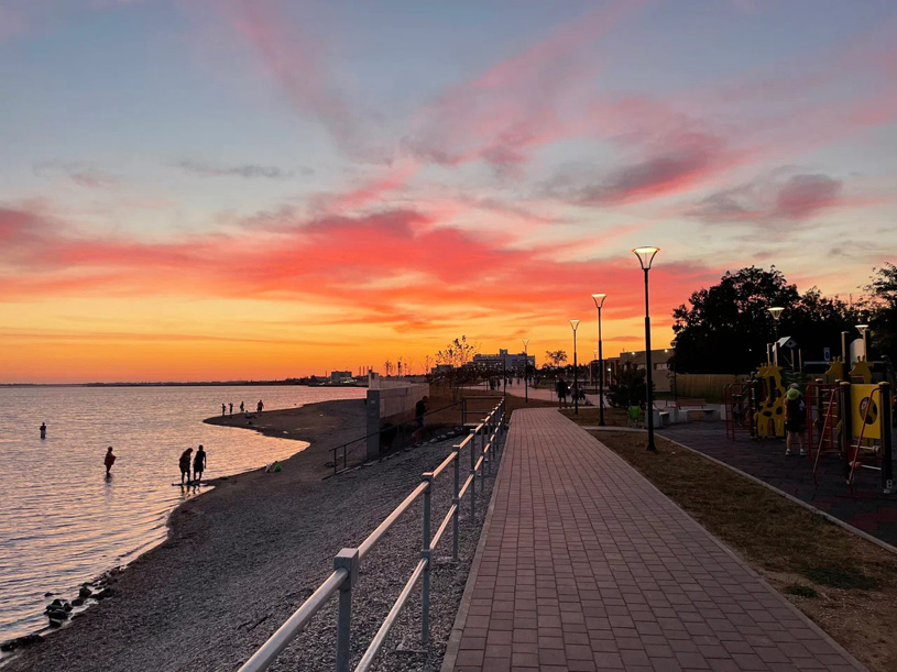 Набережная в г. Саки. Фото: Алексей Еркин