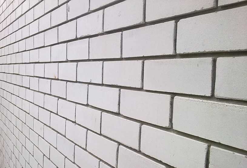 стена из белого силикатного кирпича