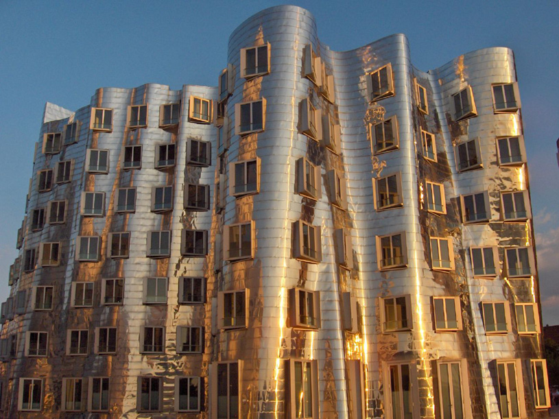 Фасад - нержавеющая сталь. Архитектор Фрэнк Гери (Frank Gehry): Жилой комплекс Der Neue Zollhof, Dusseldorf, Germany