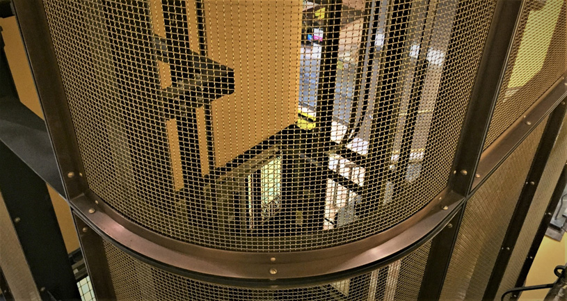 Шахта лифта (латунная проволочная сетка, BRC Lift Interiors). Историческое здание Queen Victoria Building. Сидней, Австралия