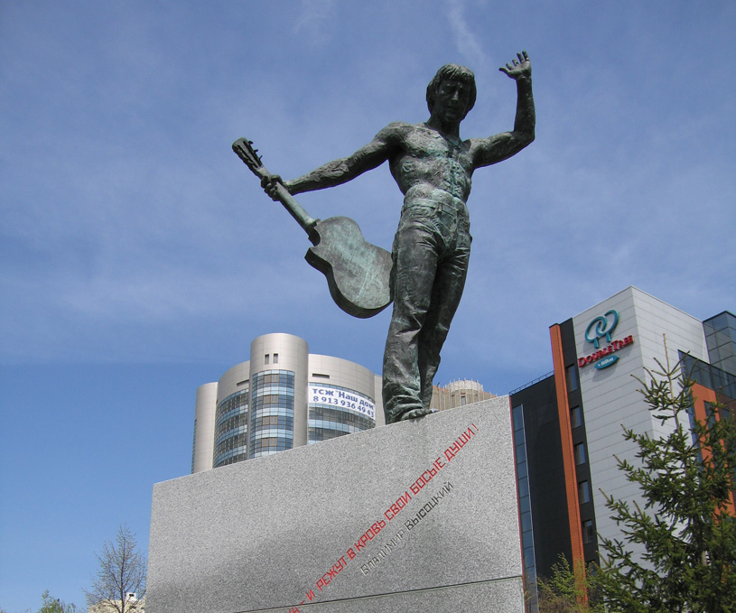 Памятник Владимиру Высоцкому. Новосибирск. Скульптор – Александр Тартынов. Архитектурные решения мастерской «Красная Горка»