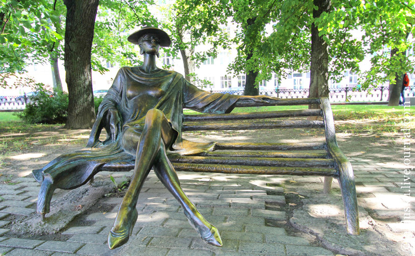 Городская скульптура «Незнакомка». Минск, Михайловский сквер. Работа Жбанова В.И., 1998 г.
