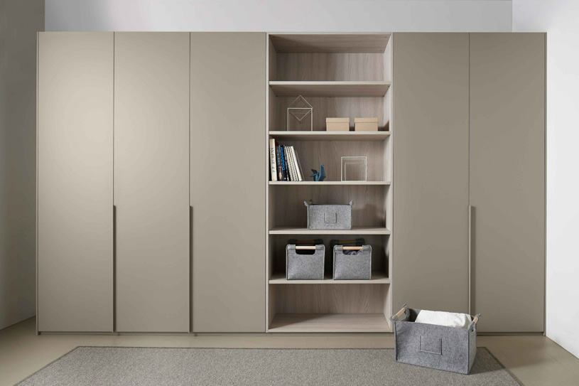 Практичные фасады шкафа-купе для семьи с детьми