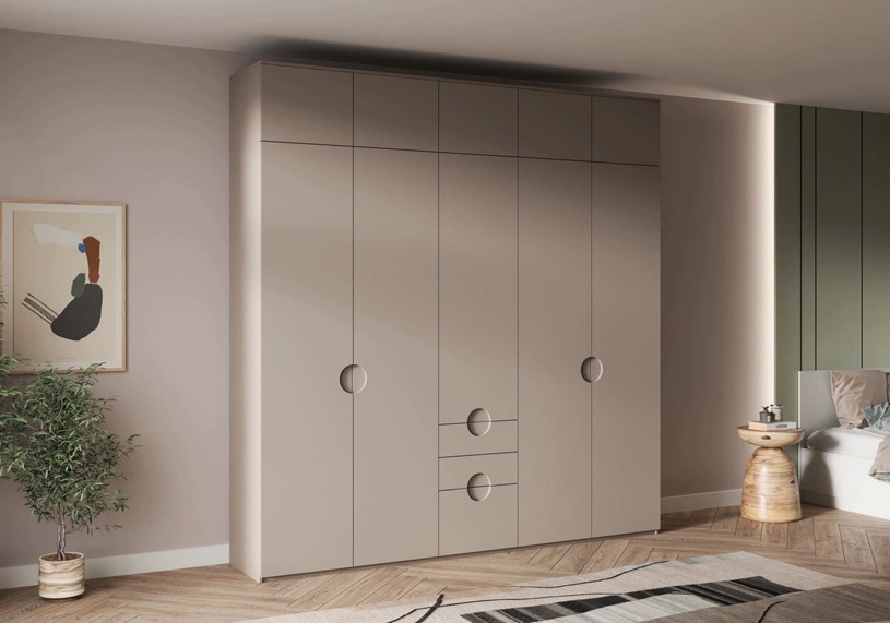 Практичные фасады шкафа-купе для семьи с детьми