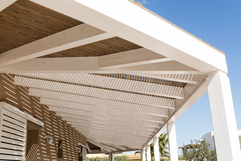 терраса с деревянным навесом