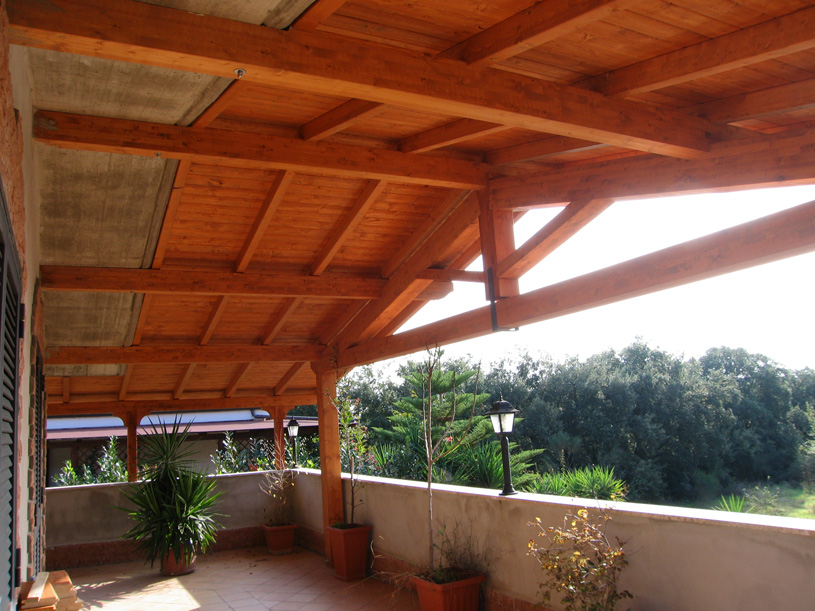 терраса с деревянным навесом