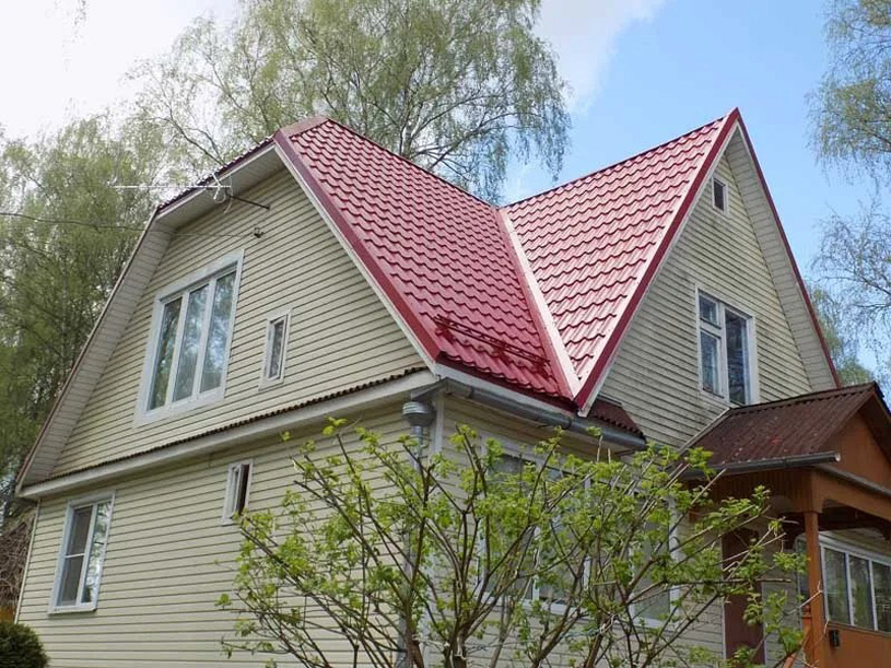 правильная замена кровли загородных домов: монтаж металлочерепицы