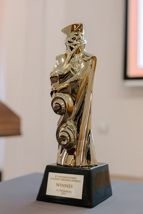 статуэтка «Золотой Трезини», изготовленная мастерами Императорского фарфорового завода (ИФЗ)