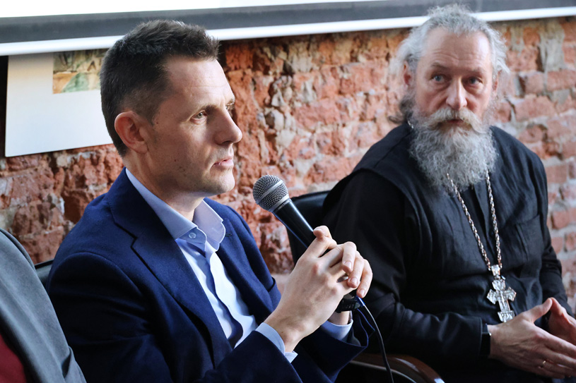 Главный архитектор Москвы Сергей Кузнецов и протоиерей Андрей Юревич в ходе дискуссии о будущем храмовой архитектуры