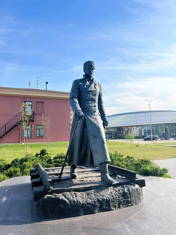 Памятник М. И. Хилкову на территории Гатчинского двора перед входом в Музей железных дорог России (Россия, Санкт-Петербург)