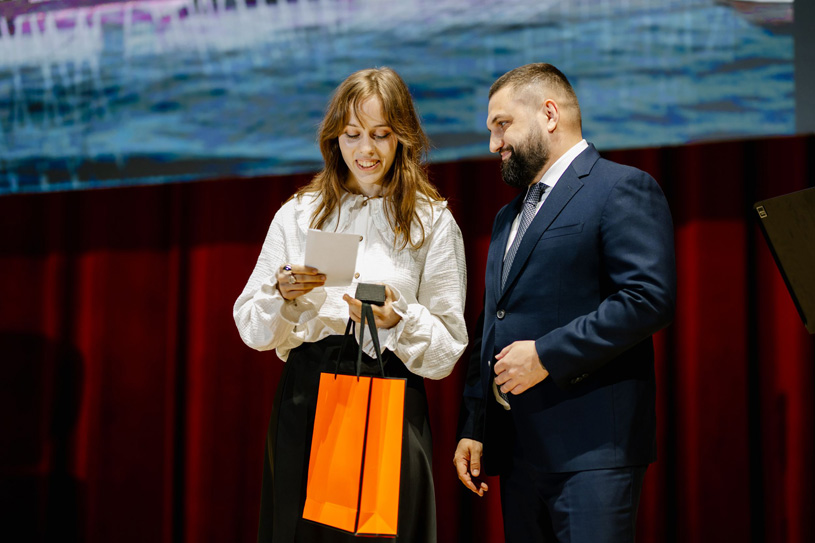 #592 Татьяна Черепнёва (МАРХИ, Москва) – проект «Арктический ковчег». Награду вручил директор департамента развития Арктической зоны Российской Федерации и реализации инфраструктурных проектов Минвостокразвития России Илья Чернов