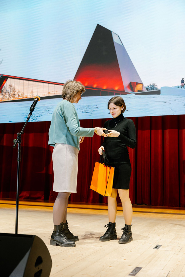 #419 Ирина Васнева (Санкт-Петербургский государственный горный университет) – проект «Очаг». Награду вручила профессор, директор Центра арктической и северной урбанистики НИУ ВШЭ Надежда Замятина