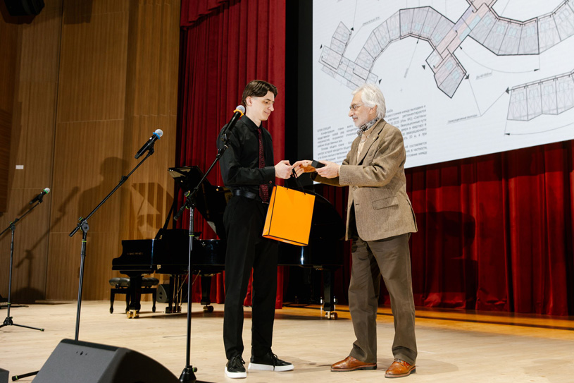 #178 Глеб Чуркин (Академия архитектуры и искусств Южного федерального университета, Ростов-на-Дону) – проект «Линия Арктики». Награду вручил Почётный гость конкурса, архитектор Александр Асадов