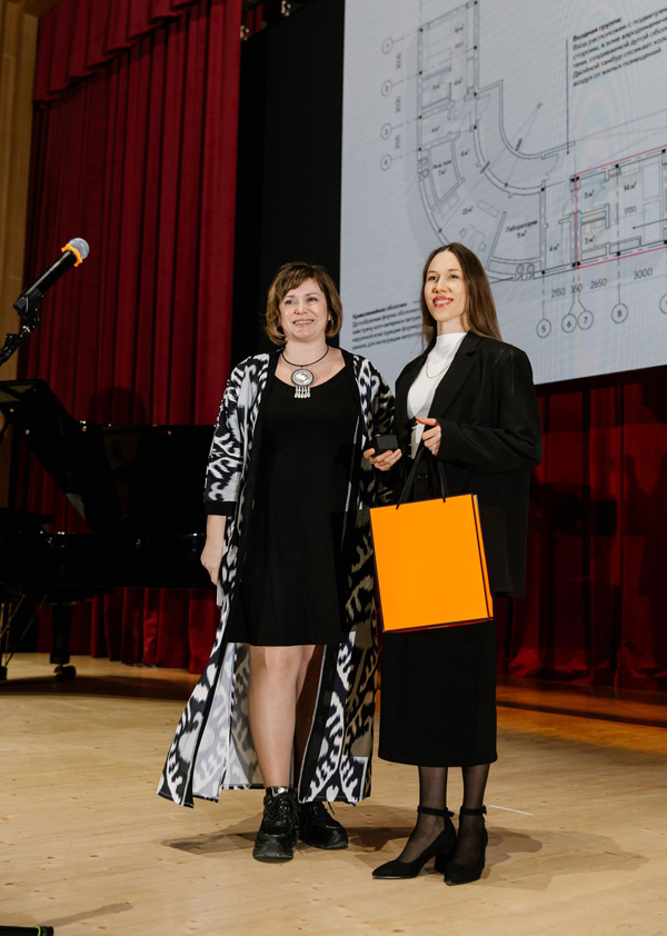 #675 Динара Саламатова (выпускница Казанского государственного архитектурно-строительного университета, Казань) – проект «Станция на острове Харлов». Награду вручила главный редактор архитектурного медиа «Проект Россия» Юлия Шишалова