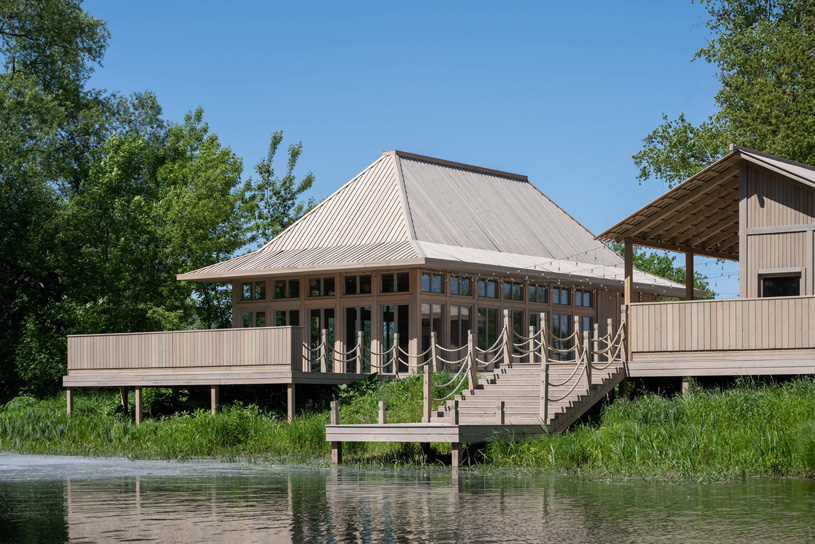 Зона отдыха на берегу реки Коломенка. Коломна. Авторы: Иван Охапкин (основатель и главный архитектор), Мария Репкина (ГАП), Эрика Айларова (ведущий архитектор), Анастасия Агафонова (старший архитектор), Галина Костенко (ведущий архитектор), Фазиля Таракчи (архитектор), Аглая Дацковских (архитектор). Basis architectural bureau