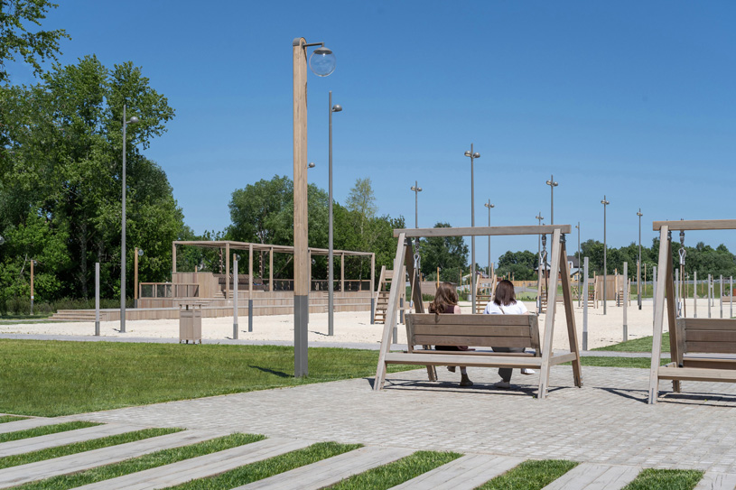 Зона отдыха на берегу реки Коломенка. Коломна. Авторы: Иван Охапкин (основатель и главный архитектор), Мария Репкина (ГАП), Эрика Айларова (ведущий архитектор), Анастасия Агафонова (старший архитектор), Галина Костенко (ведущий архитектор), Фазиля Таракчи (архитектор), Аглая Дацковских (архитектор). Basis architectural bureau